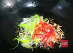 Illustration of how to make spicy and sour lotus root strips 6