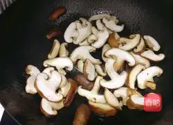 Illustration of how to make mushroom slices in oyster sauce 4