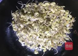 Illustration of how to stir-fry soybean sprouts 2