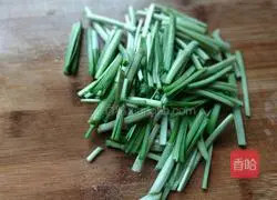 Stir-fried leeks with shredded bamboo shoots Illustration of how to do it 3