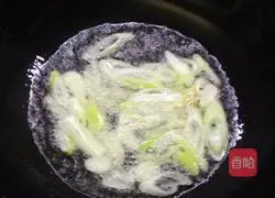 Illustration of how to make hand-shredded cabbage 5