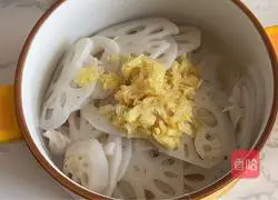 Illustration of how to mix lotus root with minced ginger 9