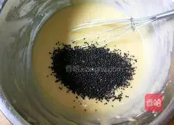 Illustration of how to make black sesame egg rolls 5