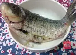 Illustration of how to make shredded radish and crucian carp soup 3