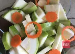 Illustration of how to make fried pork slices with zucchini and black fungus 1