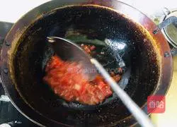 Illustration of how to stir-fry organic cauliflower with tomatoes 3