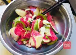 Illustration of how to make raw radish skin 8