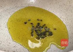 Illustration of how to make hand-shredded cabbage 3