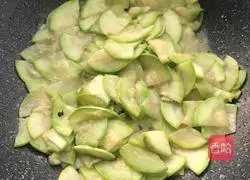 Illustration of how to make scrambled eggs with zucchini 8