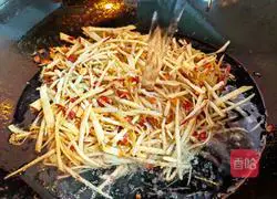 Illustration of how to make qi and blood sweet potato soup 7