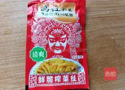 Illustration of how to stir-fry soybean sprouts with lettuce 4