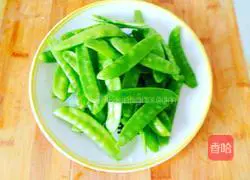 Illustration of how to make garlic snow peas 1
