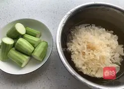 Illustration of how to make loofah and white fungus 1