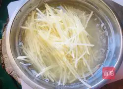 Illustration of how to make vinegar-coated potato and carrot shreds 1