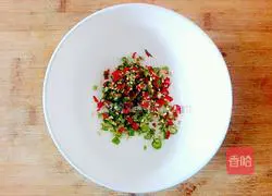 Illustration of how to make cucumber mixed with preserved eggs 3