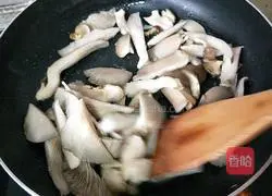 Stir-fried black oyster mushrooms Illustration of how to make dried fragrant 3
