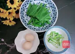 Illustration of how to make scrambled eggs with bean sprouts 2