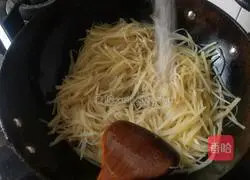 Illustration of how to make spicy and sour potato shreds 9