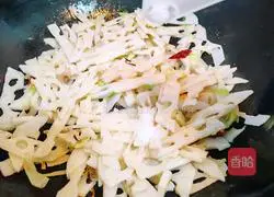 Illustration of how to make lemon and lotus root strips 8