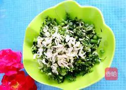 Illustration of how to mix Chinese toon with garlic sprouts 7