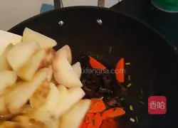 Illustration of how to cook yam and fungus 3