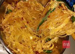 Illustration of how to make appetizing cold vermicelli 3
