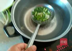 Illustration of how to mix garlic sprouts with enoki mushrooms 2