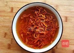 Illustration of how to make cold cucumber and cordyceps flowers 2