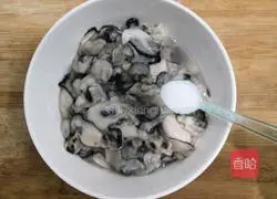 Illustration of how to pour oyster juice 2