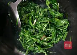 Illustration of how to stir-fry chives and peppers 3