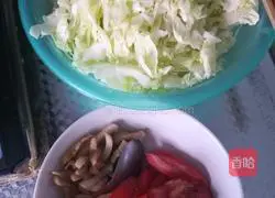 Illustration of how to cook cabbage with tomato oil residue 1