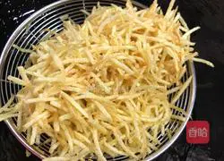 Illustration of how to make fruit mixed with shredded potatoes 8