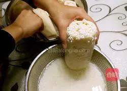 Illustration of how to make glutinous rice lotus root 3