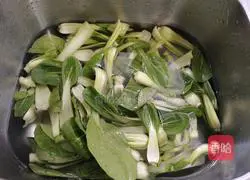 Illustration of how to stir-fry Xiaotang vegetables with lard residue 3