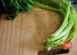 Illustration of how to make stir-fried spinach stalks 1