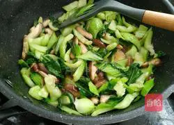 Illustration of how to stir-fry mushrooms with rapeseed 13