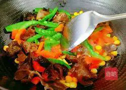 Illustration of how to make lotus pond stir-fry 14