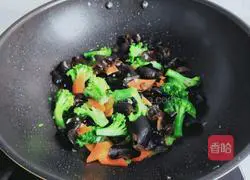 Illustration of how to make fried broccoli with fungus 10