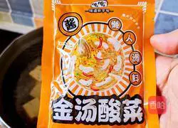 Illustration of how to make golden soup pickled cabbage and tofu 5