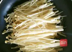 Illustration of how to stir-fry carrots with enoki mushrooms 14