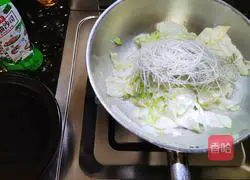 Illustration of how to make cabbage and vermicelli soup 3