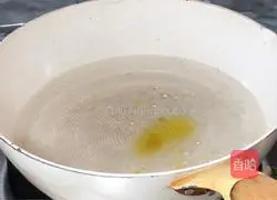 How to make spicy and sour shredded lotus root Illustration 3