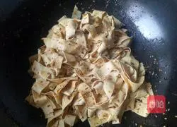 Illustration of how to make spicy cumin dried tofu 14