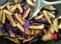 Illustration of how to stir-fry eggplant and carrot 8