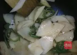 Fried potatoes with green chili peppers Illustration of how to make slices 7