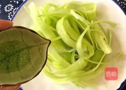 Illustration of how to make sweet and sour cucumber shreds 4