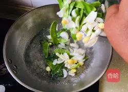 Illustration of how to make fried snow peas with lilies and ginkgo almonds 2