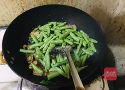 Illustration of how to make steamed braised noodles 10