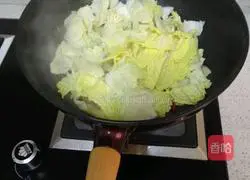 Illustration of how to stir-fry Chinese cabbage with pork residue 5