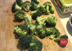 Illustration of how to make broccoli in oyster sauce 1